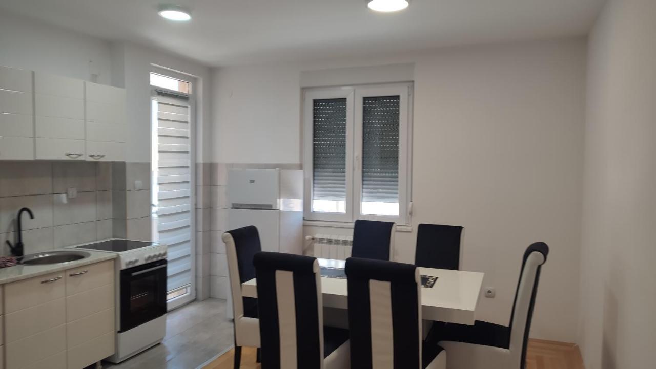 Black And White Pirot Bagian luar foto