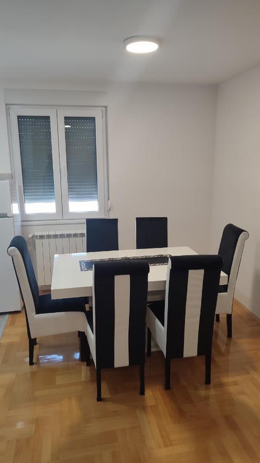 Black And White Pirot Bagian luar foto